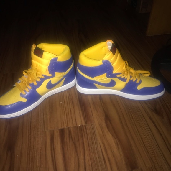 Wmns Air Jordan 1 Retro High OG 'Reverse Laney' - Picture 3 of 4